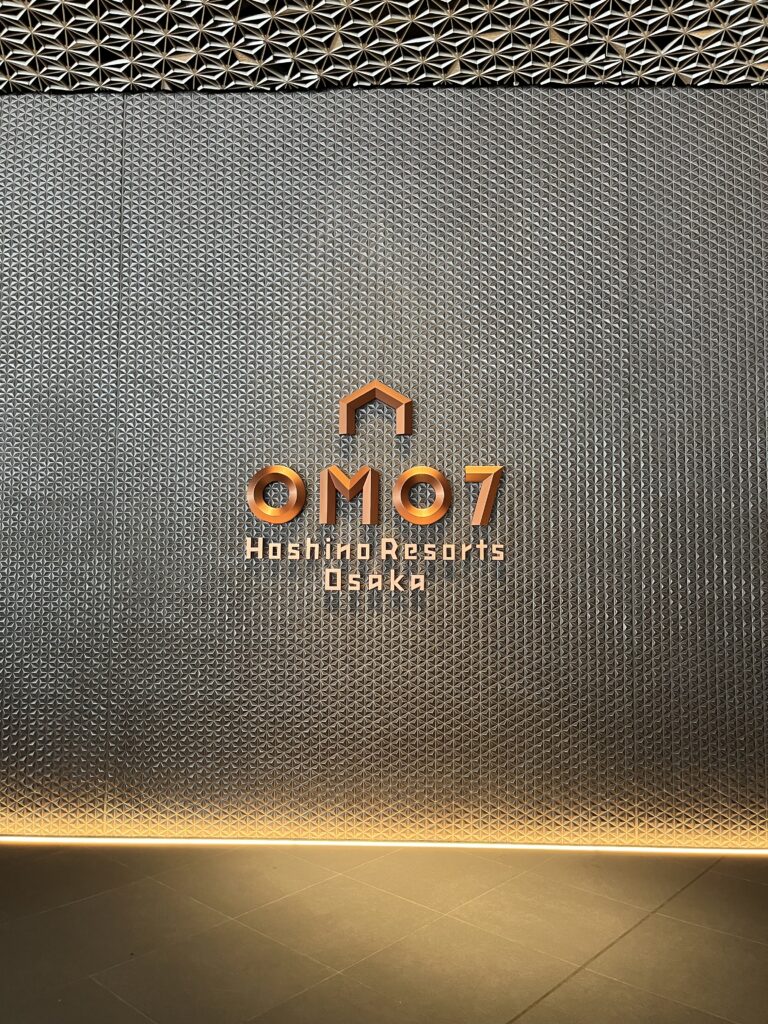 OMO7大阪 by 星野リゾートの入口にあるロゴ