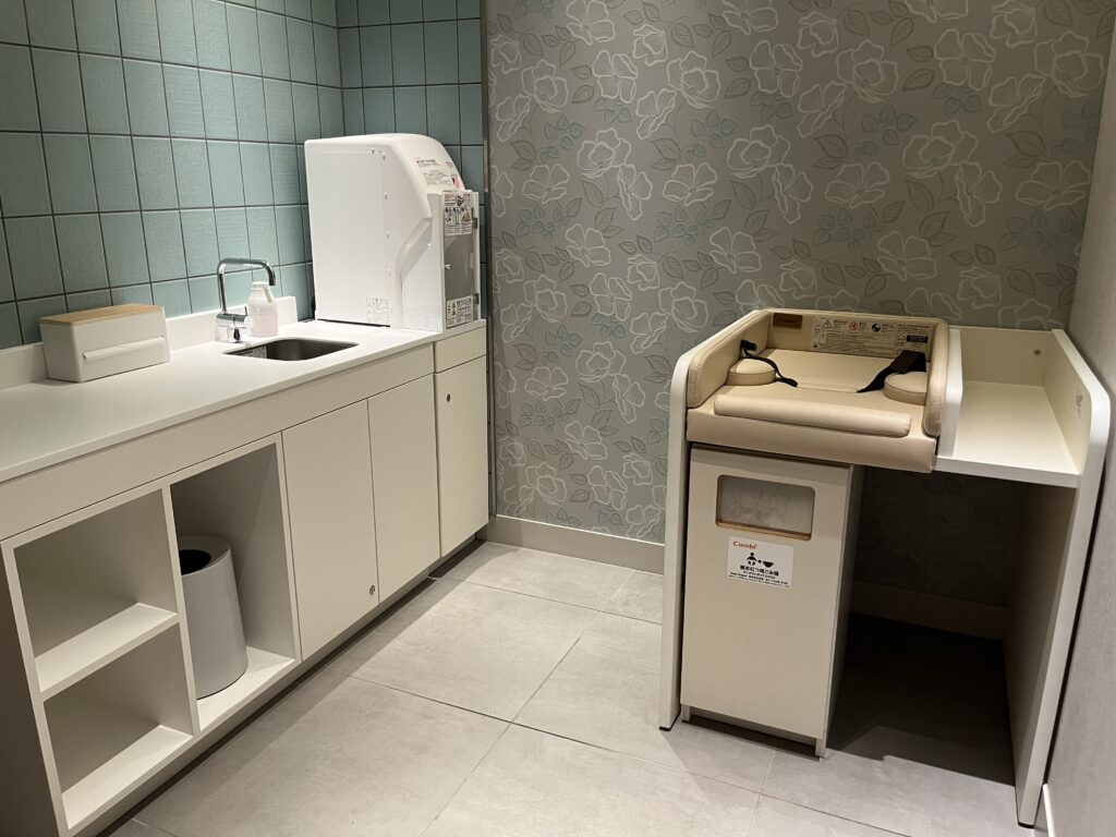 OMO7大阪 by 星野リゾート内にある授乳室（おむつ替えスペース、調乳用の機械）の様子