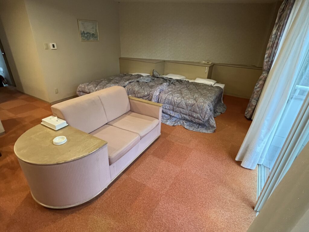 コテージ・ヒムカ（フェニックスシーガイアリゾート）の室内の様子、ベッドとソファ