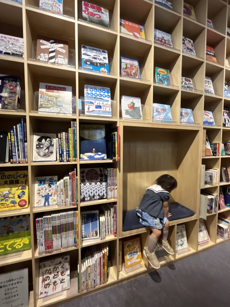 子ども本の森中之島　本棚の間にある読書スペース