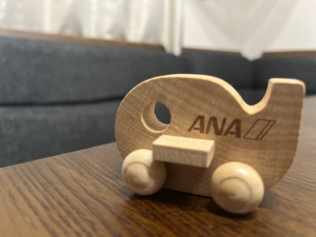 子連れ旅行でもらった木の飛行機のおもちゃ（ANA）