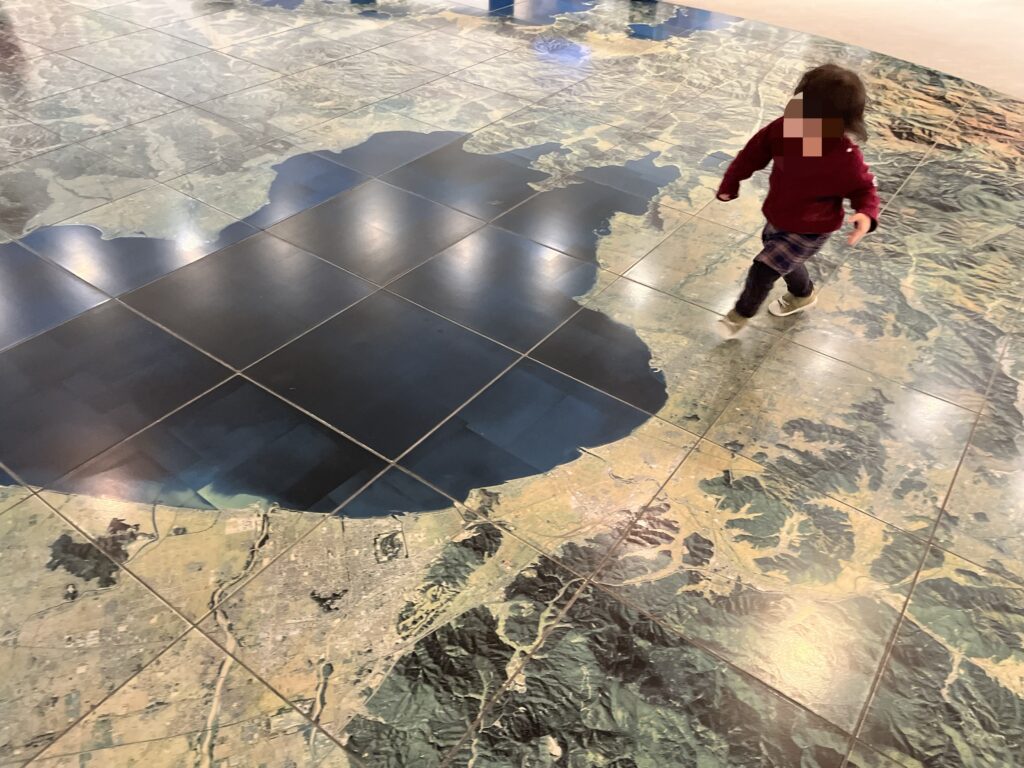 琵琶湖博物館の館内　琵琶湖の地図の上を楽しそうに走り回る娘