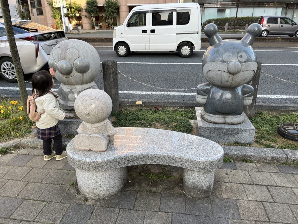 JR高知駅～はりまや橋の間にあるアンパンマン・バイキンマンの石像、メロンパンナちゃんの石像の乗ったベンチ