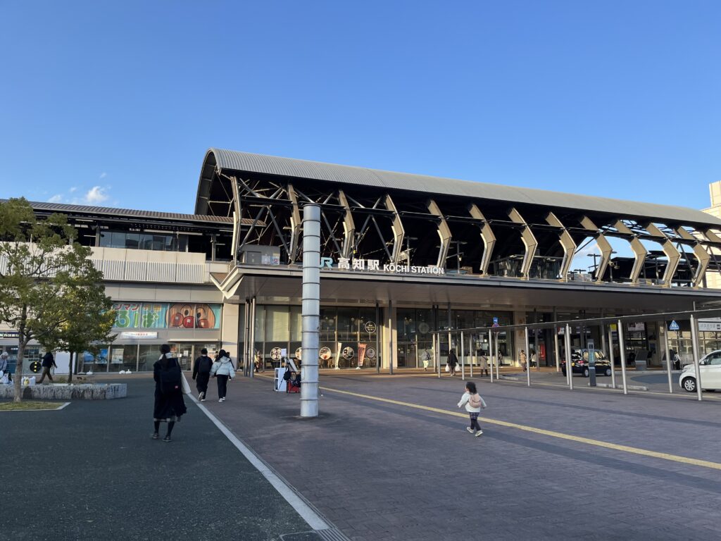 アンパンマン列車ひろばのあるJR高知駅の外観