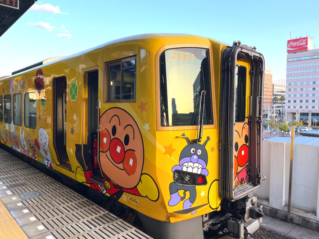 高知駅に停車している土讃線きいろいアンパンマン列車