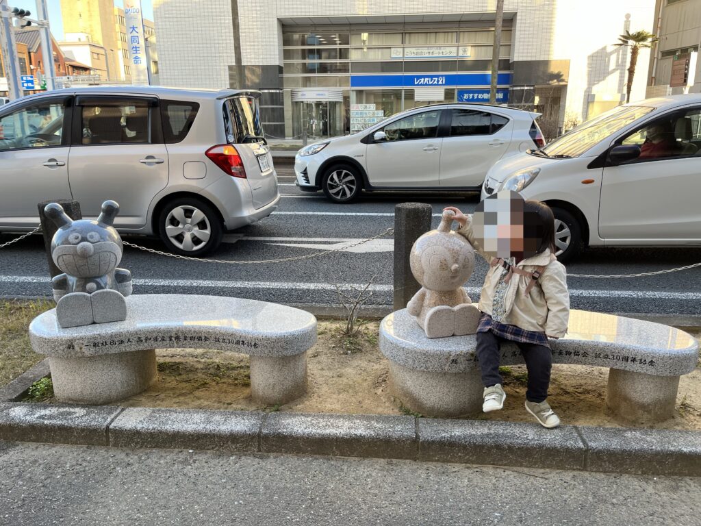 JR高知駅～はりまや橋の間にあるバイキンマン・ドキンちゃんの石像の乗ったベンチ